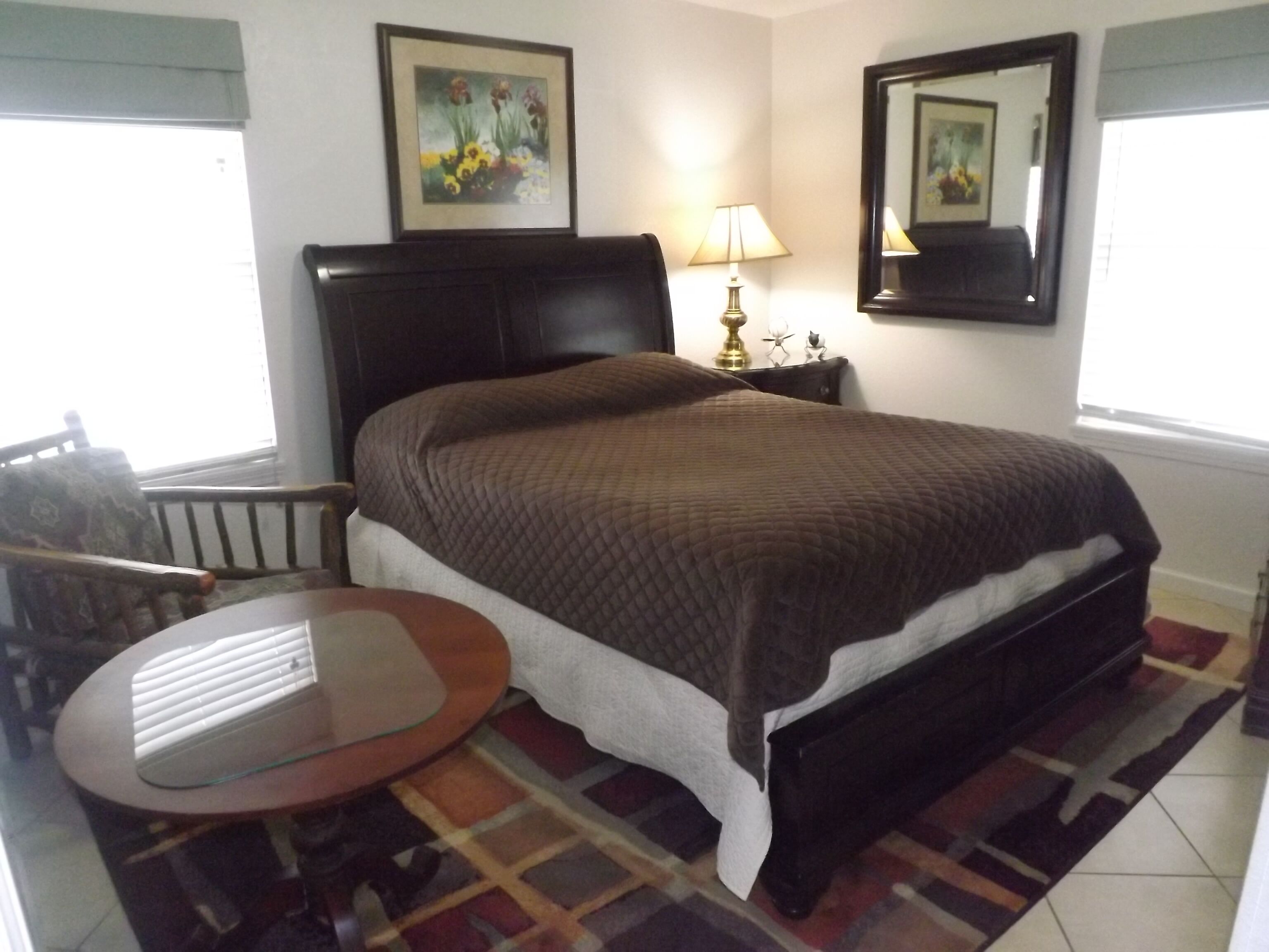 Sleeps 9 - 3Queen/3Single Beds - SoKnox Location with Extra Space