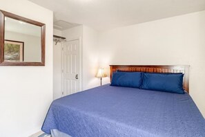 3 bedrooms, desk, iron/ironing board, free WiFi