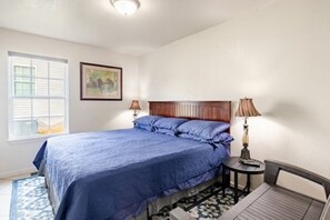 3 bedrooms, desk, iron/ironing board, free WiFi - SoKnox Location - 7 Beds - 2 Baths - 21% Long Term Discount (Knoxville)