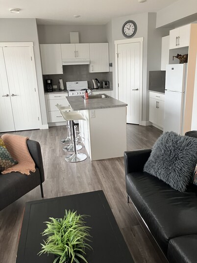 Beautiful , clean 2 bedroom suite. Mountain view , amazing sunsets .