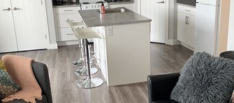 Beautiful , clean 2 bedroom suite. Mountain view , amazing sunsets .