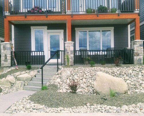 Beautiful , clean 2 bedroom suite. Mountain view , amazing sunsets .