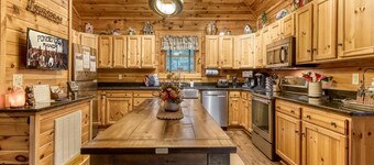 ENJOY  "THE VIEW" 5 ⭐️STAR ELEGANT, PET FRIENDLY, 3 KING BEDS & GORGEOUS SCENERY