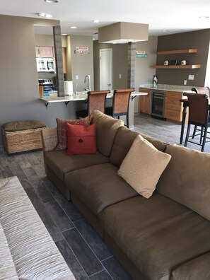 Smart TV, lareira, livros