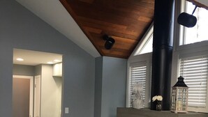 Un dormitorio con una cama grande, una chimenea y vista al baño.