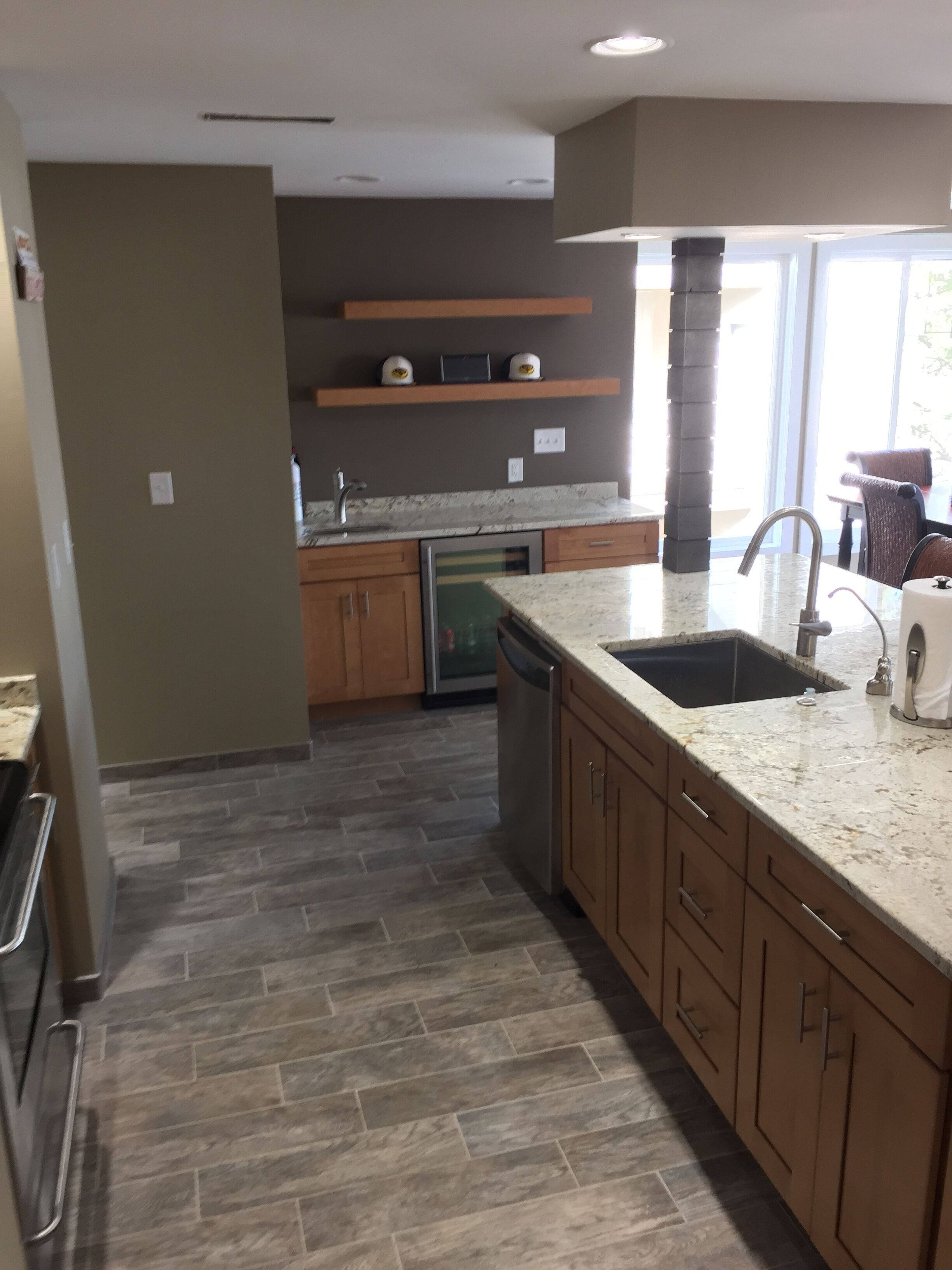 Jääkaappi, mikroaaltouuni, uuni, liesi