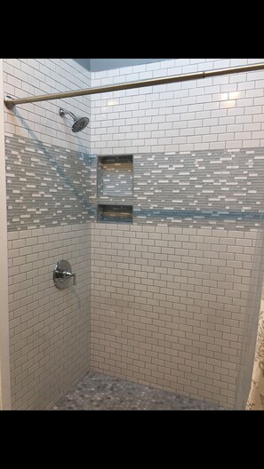 Duschwanne, Haartrockner, Seife, Toilettenpapier