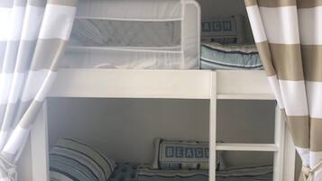 1 chambre, fer et planche à repasser, lit de bébé portatif