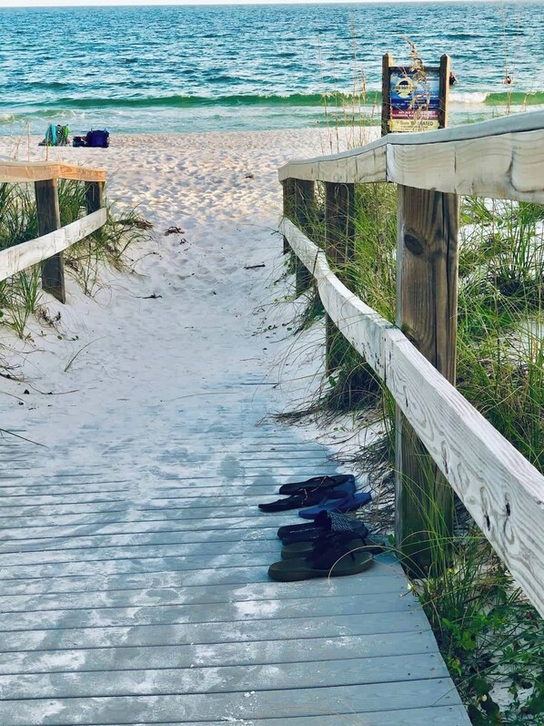 Sur la plage, chaise longue, serviettes de plage