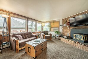 Smart-TV, Kamin, DVD-Player, Bücher