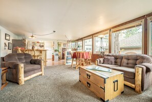 TV connectée, cheminée, lecteur de DVD, livres