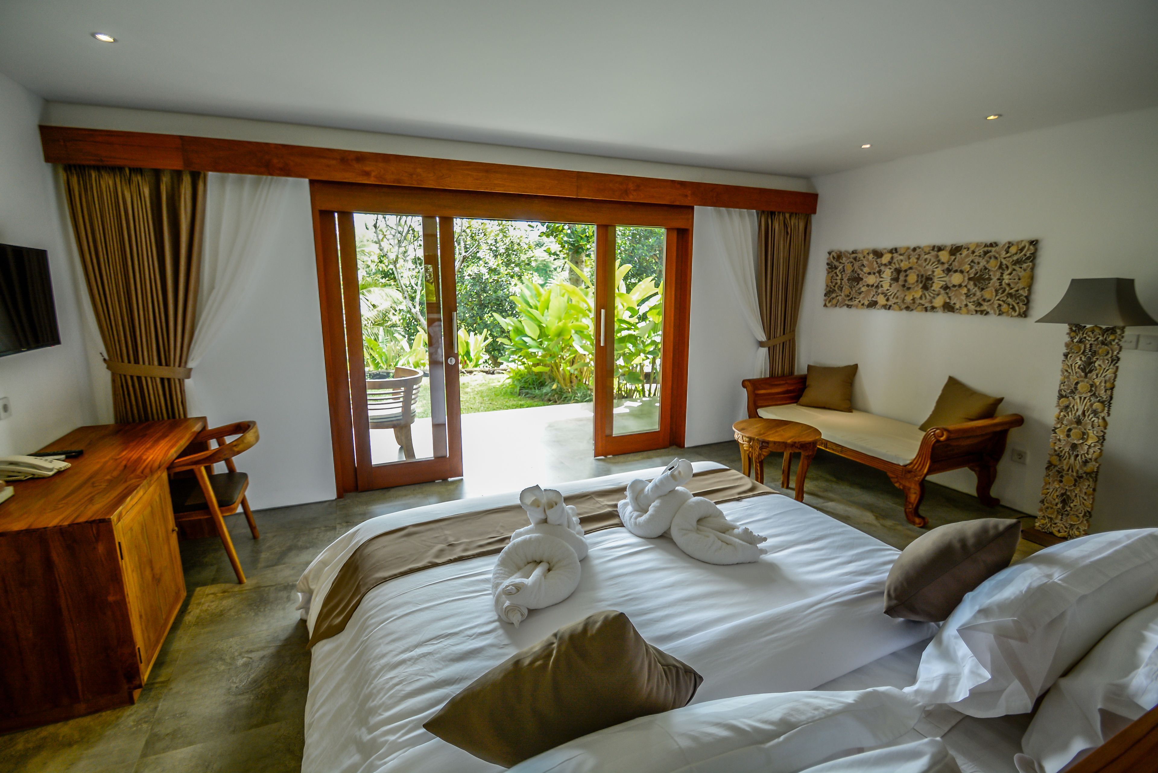 Valley View Suite with Garden | Premium bedding, minibar, in-room safe, desk