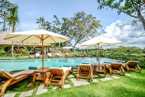 Outdoor pool, a natural pool - The Pandora Hotel (Ubud)