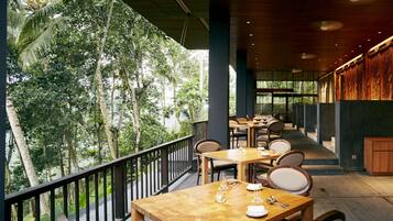 Serveert ontbijt, lunch, diner, lokale en internationale gerechten