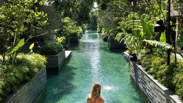 3 outdoor pools, free cabanas, sun loungers