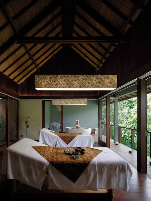 Couples treatment rooms, hot tub, body treatments, aromatherapy