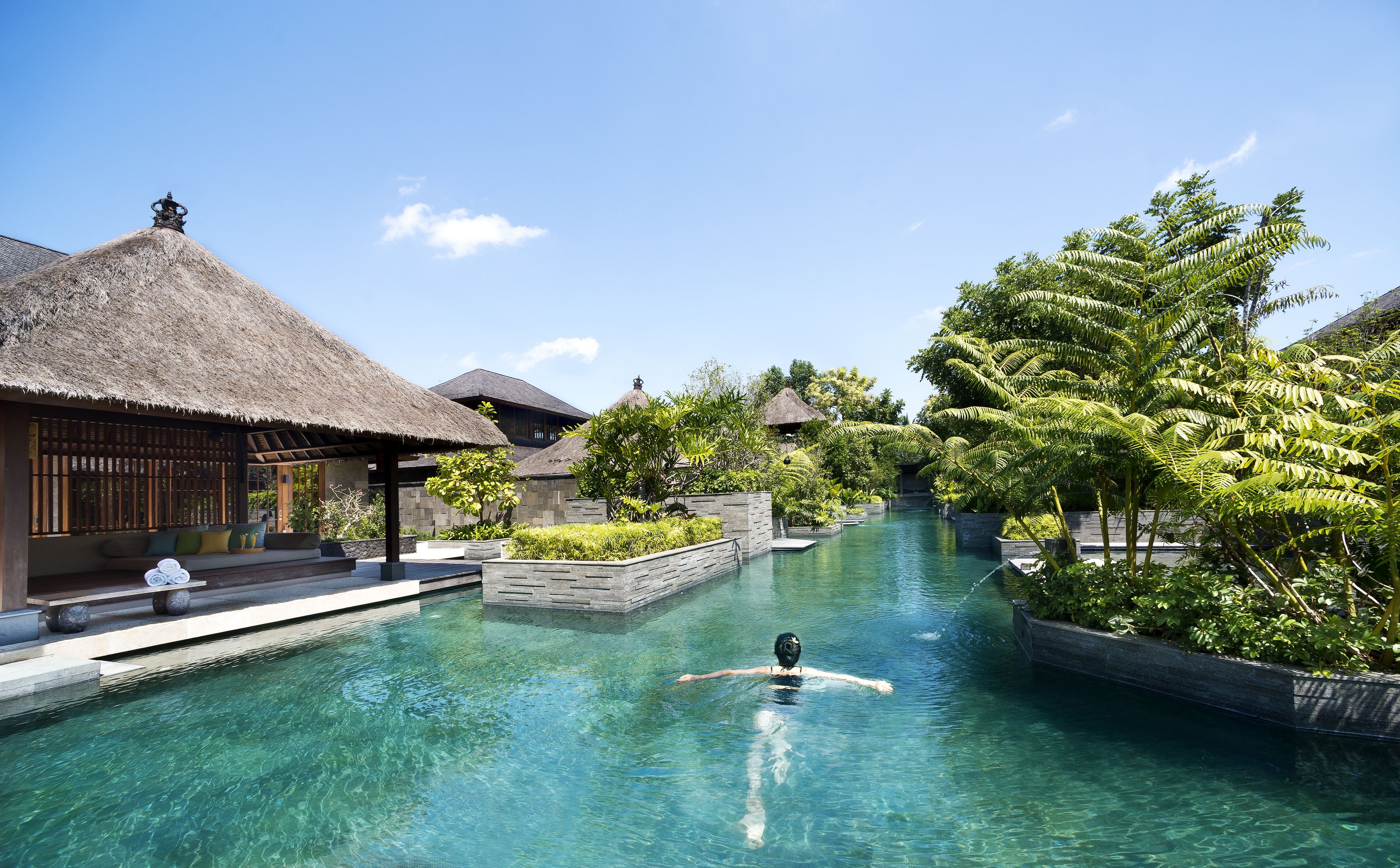 3 outdoor pools, free pool cabanas, pool loungers