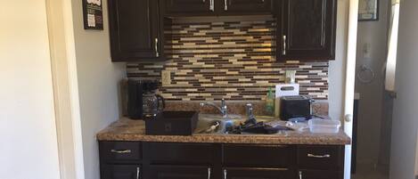 Jääkaappi, mikroaaltouuni, uuni, liesi