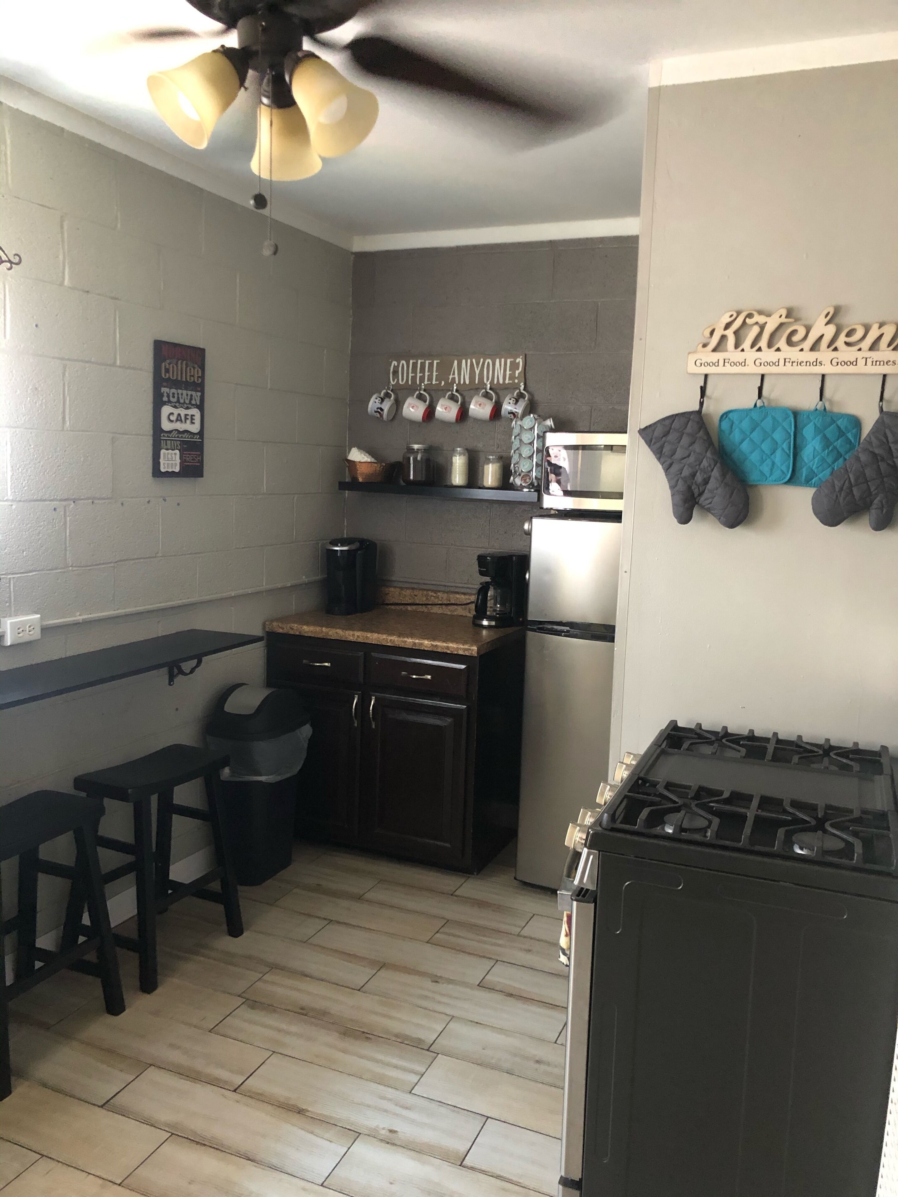 Frigorífico, microondas, horno y placa de cocina