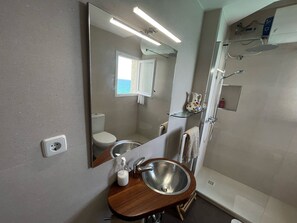 Combined shower/bathtub, hair dryer, towels, soap