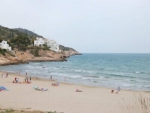 On the beach, beach towels - SPECIAL PRICES!!  Three Terraces with Magnificent views - AC  Wifi -Pool (SITGES)