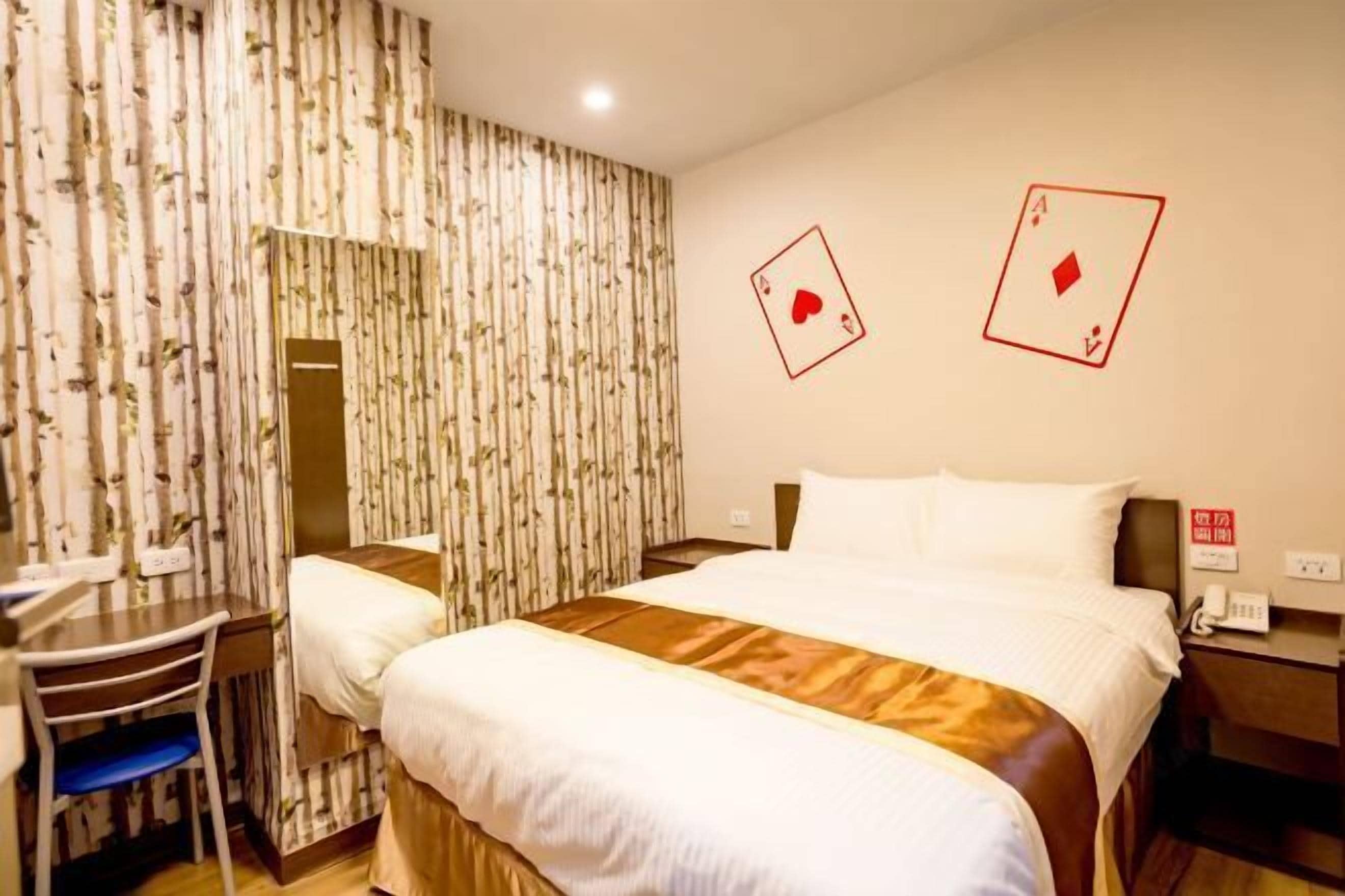 Hochwertige Bettwaren, Schreibtisch, schallisolierte Zimmer