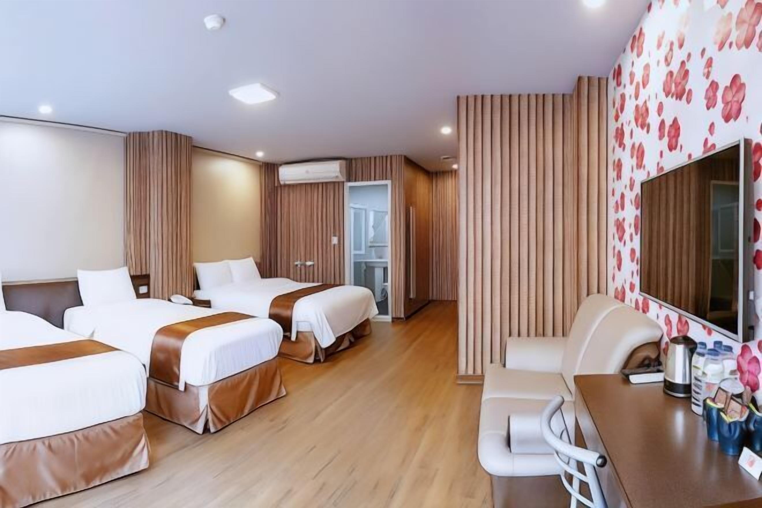 Hochwertige Bettwaren, Schreibtisch, schallisolierte Zimmer