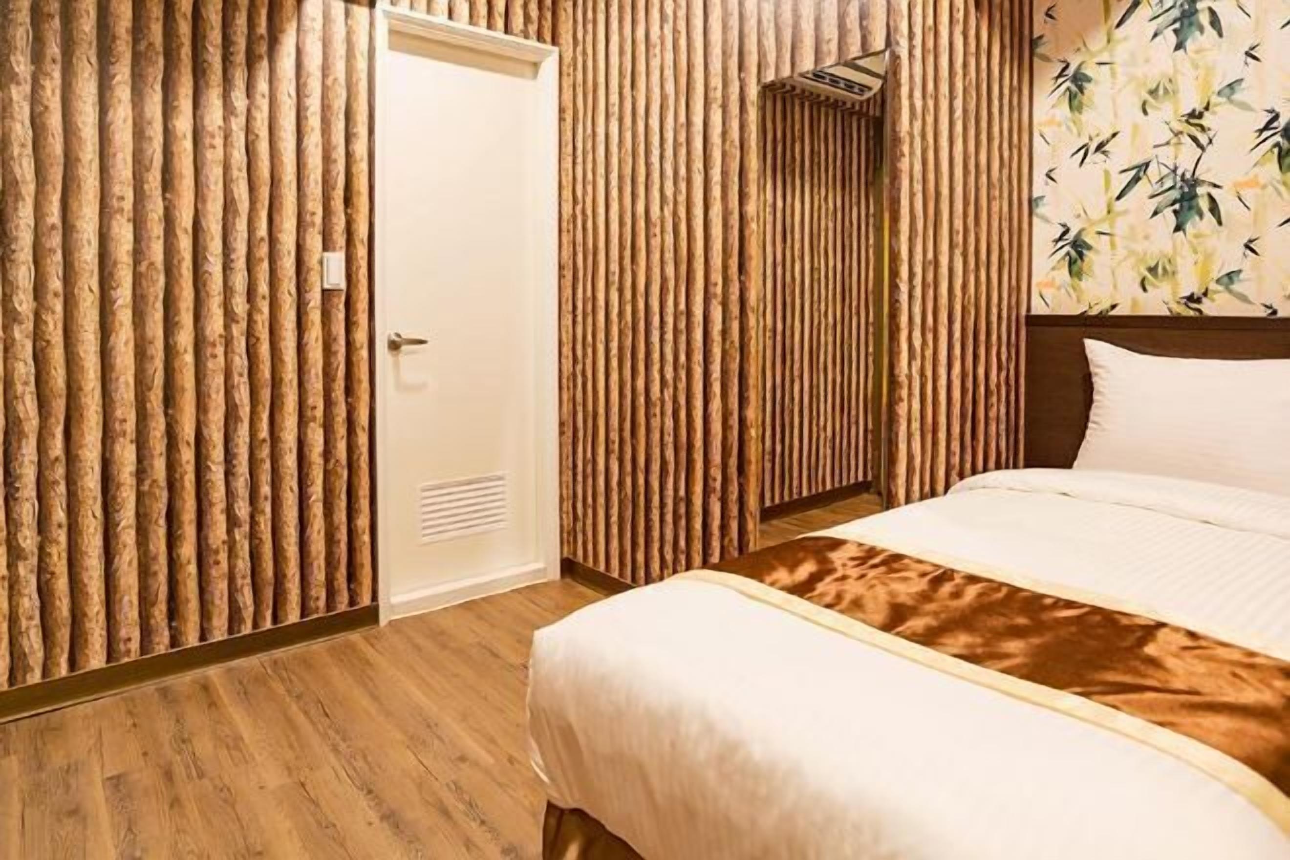 Hochwertige Bettwaren, Schreibtisch, schallisolierte Zimmer