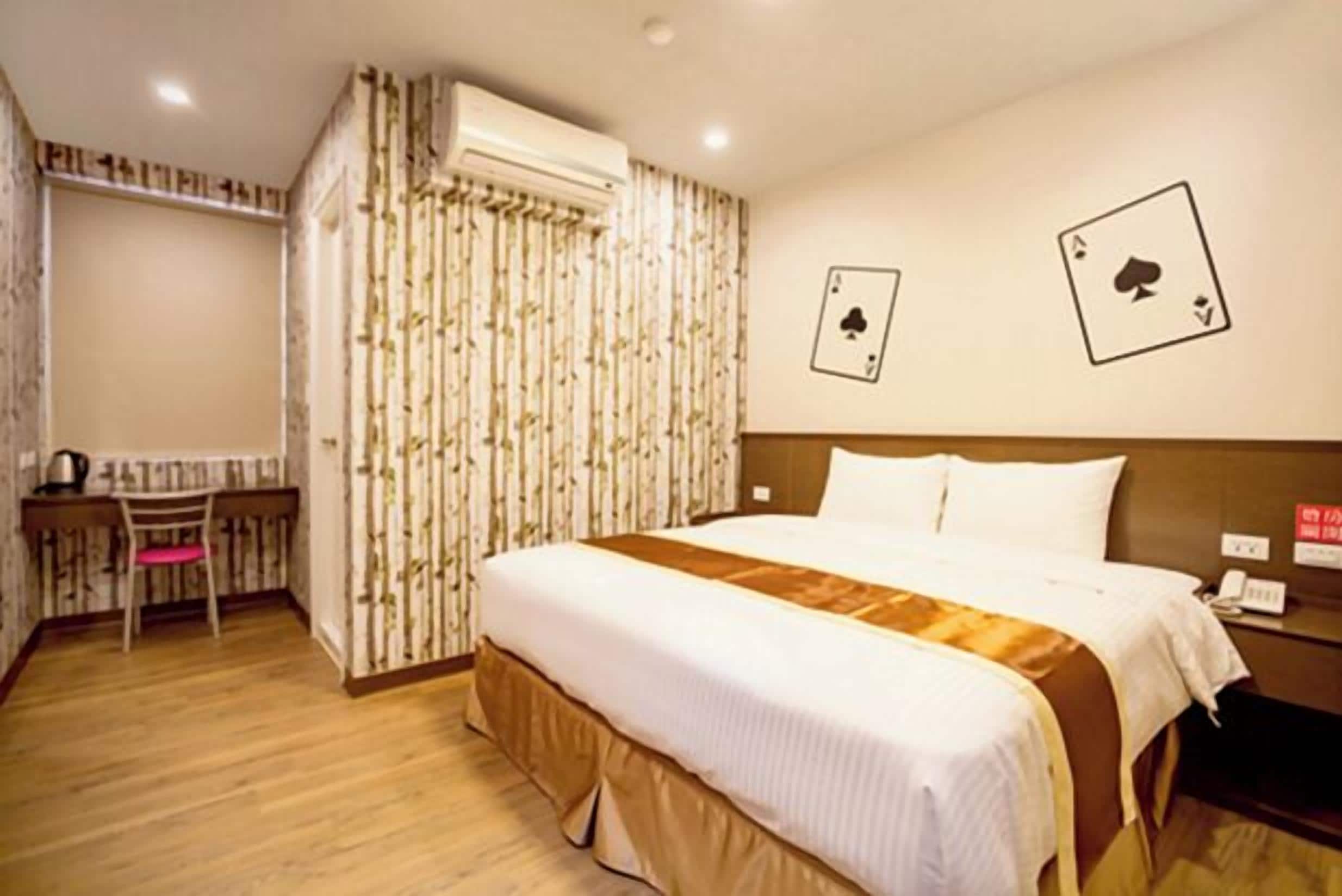 Hochwertige Bettwaren, Schreibtisch, schallisolierte Zimmer