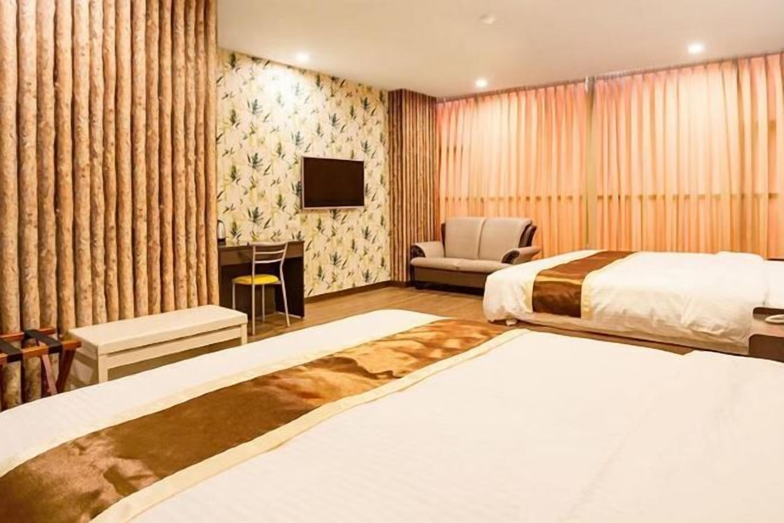 Hochwertige Bettwaren, Schreibtisch, schallisolierte Zimmer