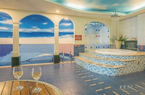 Luxe tweepersoonskamer, 1 slaapkamer, privézwembad | Badkamer | Een aparte badkuip en douche, een bubbelbad, een hydromassagedouche