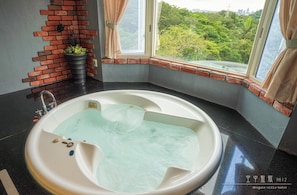 空中監獄 | 浴室 | 獨立浴缸和淋浴設備、按摩浴缸、水療按摩蓮蓬頭、免費盥洗用品