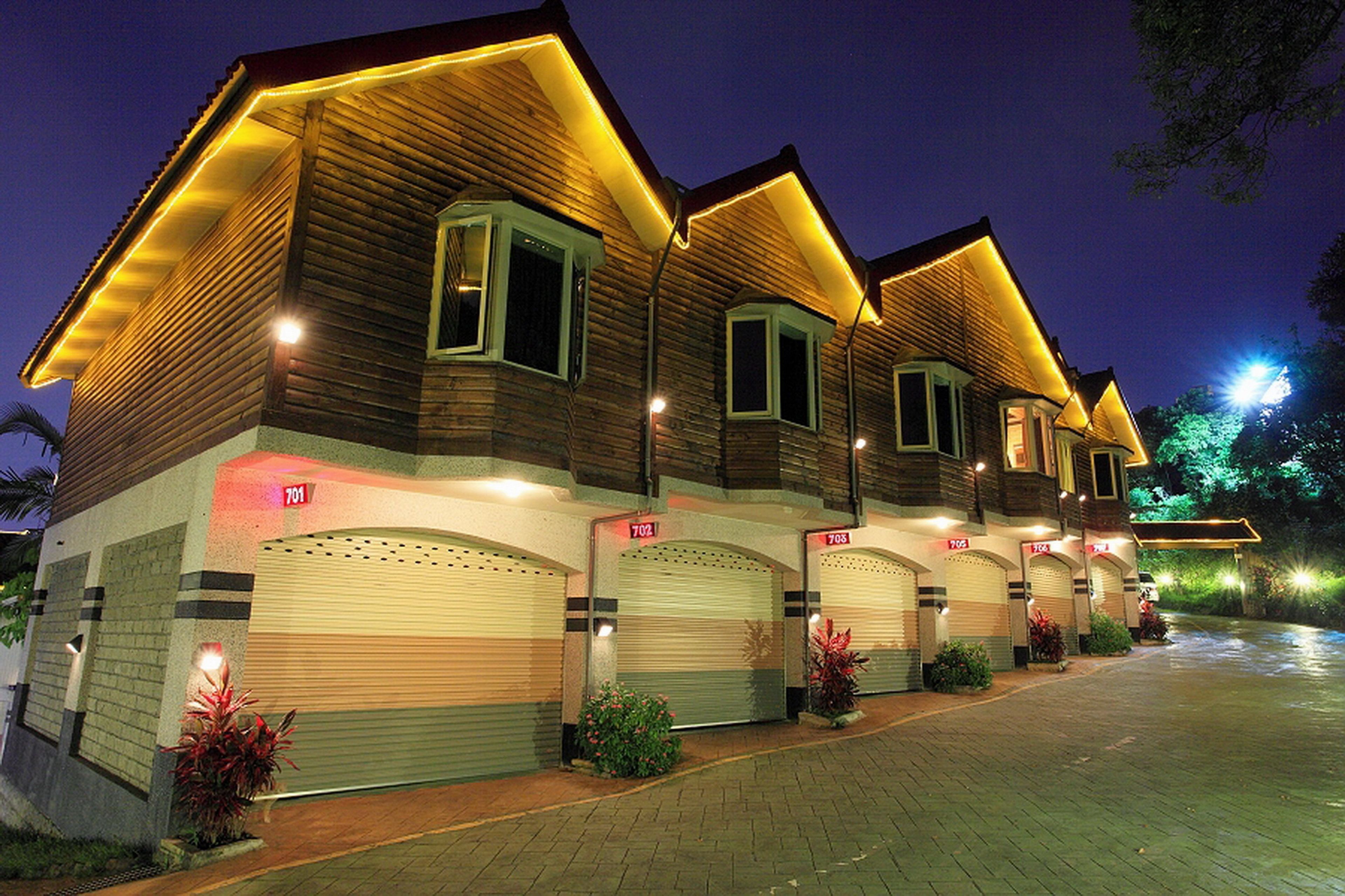 時尚湯屋/汽車房 （18點後入住） | 住宿正面 (夜晚)