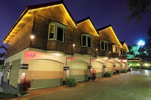 時尚湯屋/汽車房 (18點後入住) | 住宿正面 (夜晚)