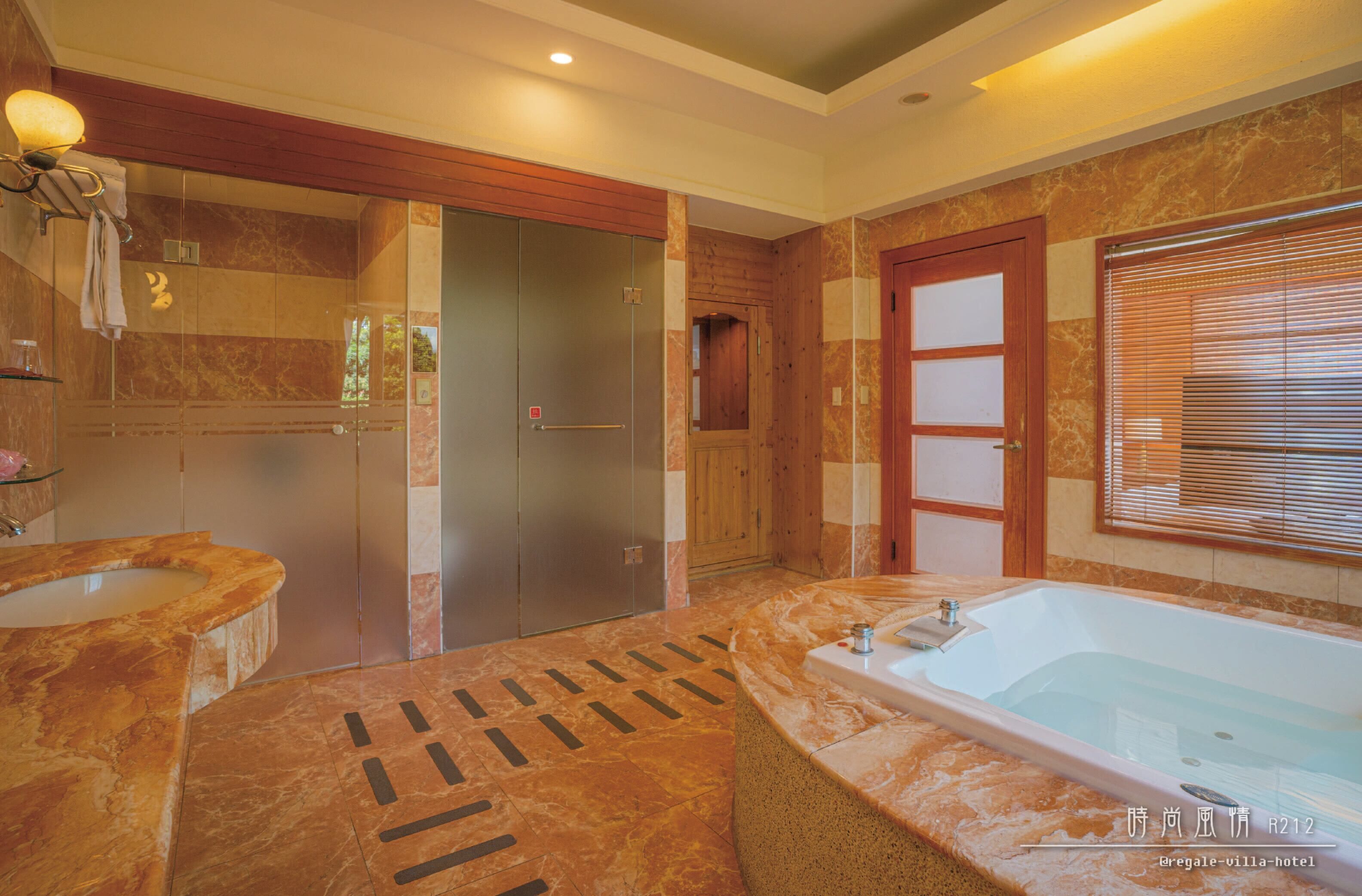 Une salle de bain moderne avec un sol en marbre, une baignoire, un espace douche et un meuble-lavabo avec un évier.