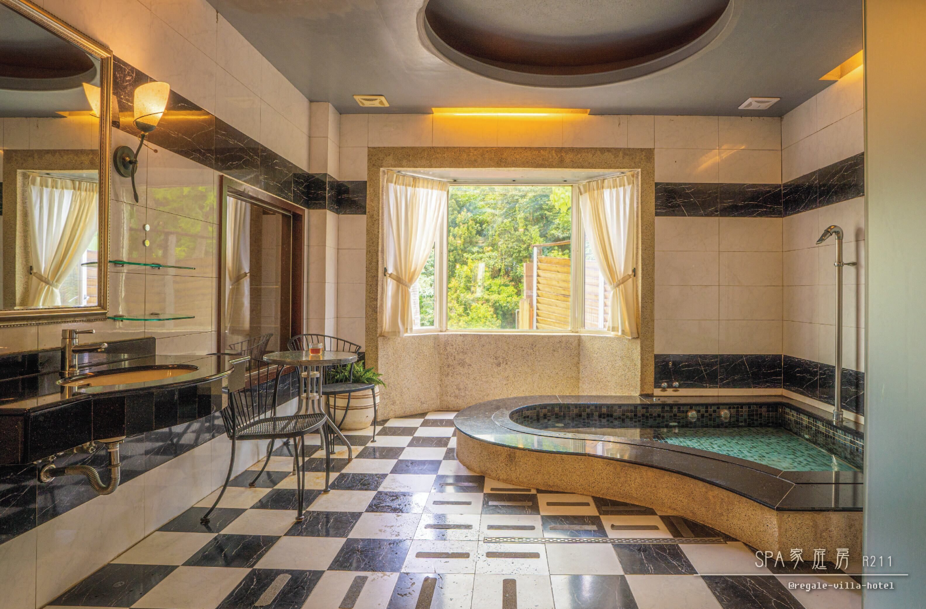 Familieværelse til 4 personer - flere senge | Badeværelse | Separat badekar og bruser, boblebadekar, brusehoved med hydromassage