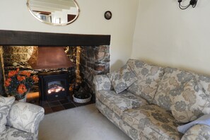 Smart TV, DVD player, books, music library - Waterside 16c Cottage Helford River, private parking, view, boat, no neighbours! (Helston)