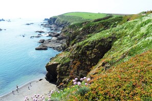 Beach nearby, sun loungers - Waterside 16c Cottage Helford River, private parking, view, boat, no neighbours! (Helston)