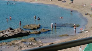 På stranden