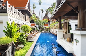 Outdoor pool - Davis Thai House (Bangkok)