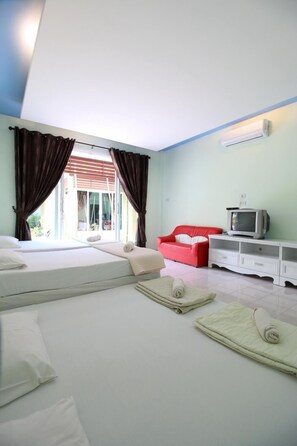 In-room safe, rollaway beds, free WiFi, wheelchair access - Best House Resort (La-ngu)