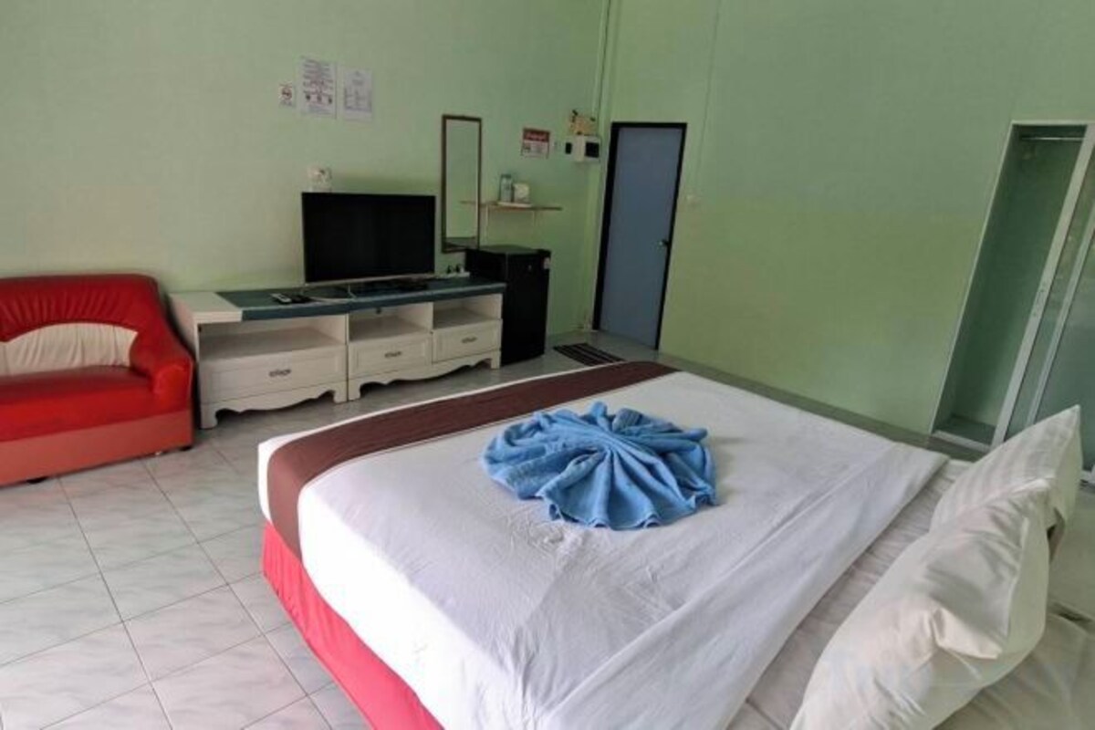 In-room safe, rollaway beds (surcharge), WiFi (free)