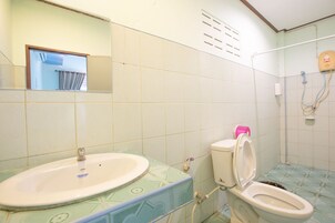 Deluxe Room | Bathroom | Shower, free toiletries, hair dryer, towels