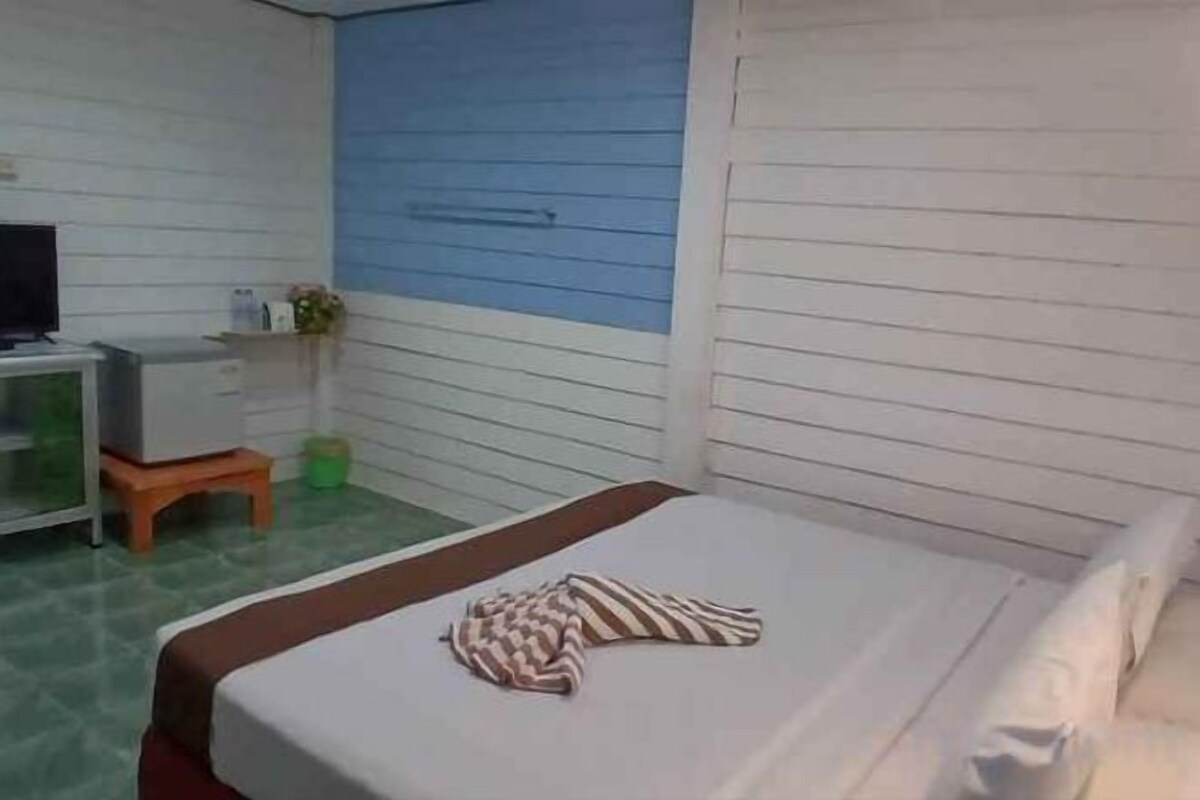 In-room safe, rollaway beds (surcharge), WiFi (free)