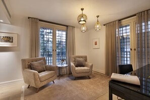 Norton Suite | Área de sala de estar | Televisión de pantalla plana de 49 pulgadas con canales vía satélite 