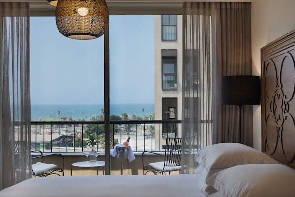 Premium-Doppel- oder -Zweibettzimmer, Balkon, Meerblick | Strand-/Meerblick