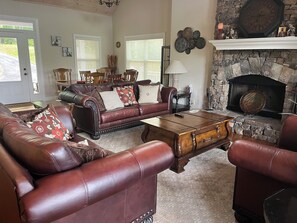 Smart TV, fireplace, DVD player, toys - December special Buy 4 and get one free! lake front with pool table and fire pit (Hiawassee)