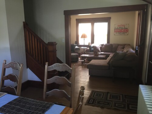 Classic Farmhouse. Sleeps 6.  One mile from 7 Springs Ski Resort!