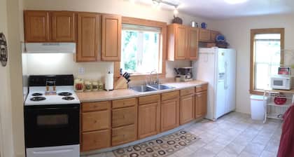 Classic Farmhouse. Sleeps 6. One mile from 7 Springs Ski Resort!