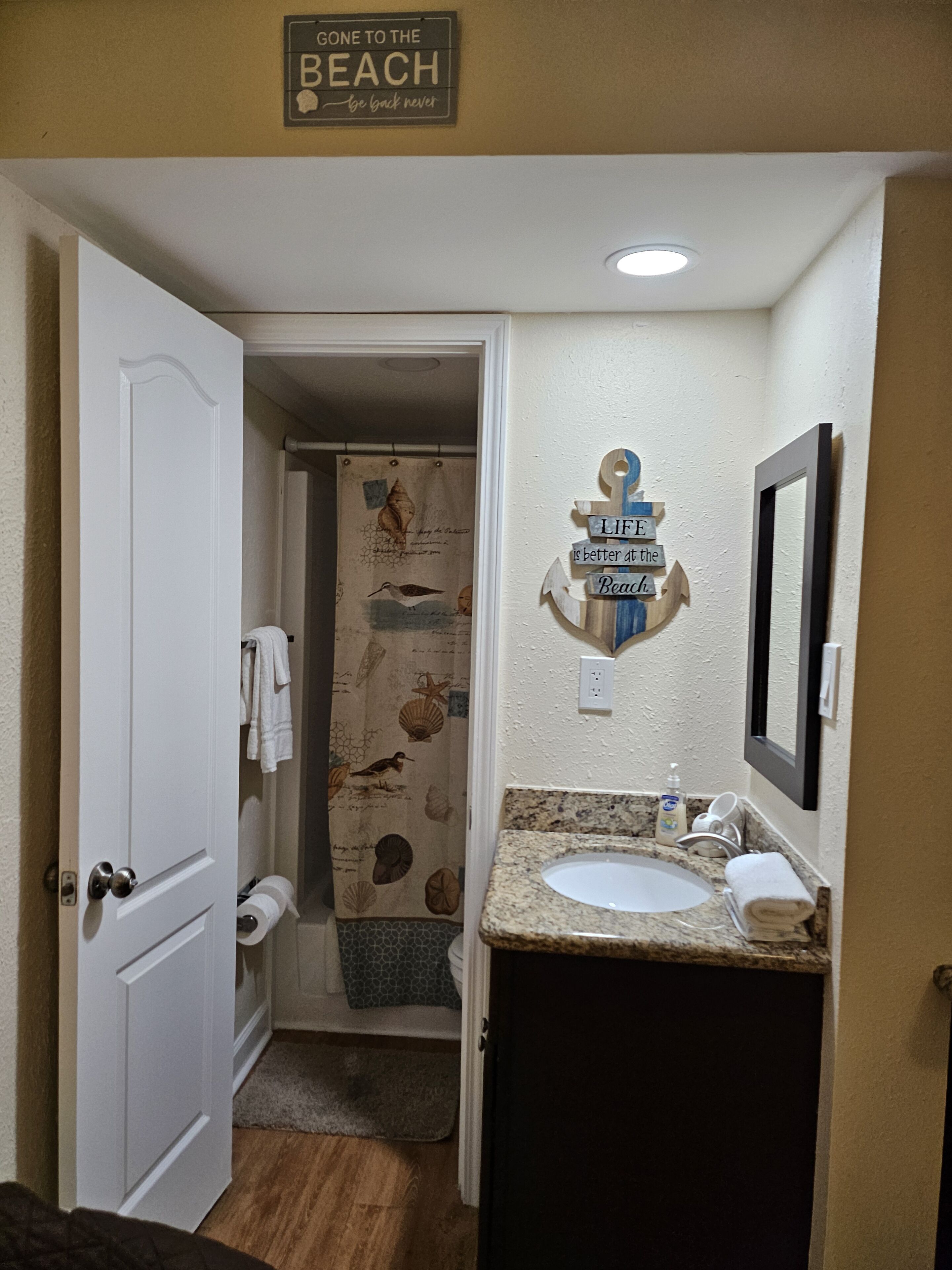 Suihku, hiustenkuivaaja, pyyhkeet, vessapaperi